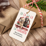 FA LA LABRADOR DOG CHRISTMAS MURRY GESCHENKANHÄNGER<br><div class="desc">Auf der diesjährigen Feiertagsparty mit VINTAGEN PET-Tags mit einem Retro-Bild eines braunen Labradors und einem Golden Retriever in Weihnachtsmannmütze auf einem Vintagen roten LKW mit dem Zitat "FA LA LA LA LA LA LABRADOR". Fügen Sie mithilfe der Vorlage eine persönliche Touch mit einer benutzerdefinierten Meldung auf der Rückseite hinzu. VERWENDEN...</div>