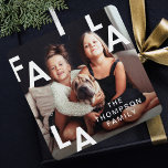 FA LA Modern Minimal Typografy Family Foto Ornament Aus Metall<br><div class="desc">FA LA LA oh, was für eine wunderbare Zeit des Jahres! Fügen Sie Ihrem Baum mit unserem modernen fla-la-Foto-Ornament ein paar Feiertage zu. Einfaches, minimalmodernes Design mit einem vollen Foto, das mutig mit einem fett gedruckten Fa La Buchstaben dargestellt wird, überlagert das Foto. Auf der Rückseite ist ein einfaches, fett...</div>