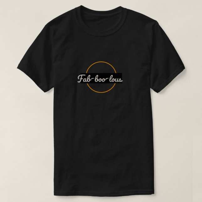 "Fab-boo-lous: Spooky und stilvoller Halloween-Spa T-Shirt (Design vorne)