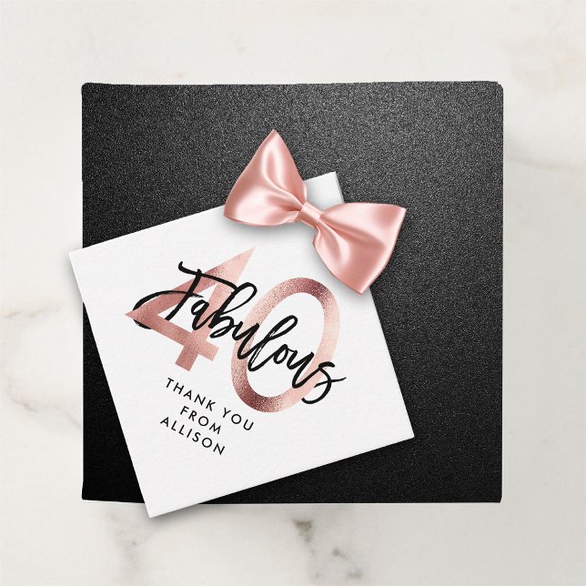 Fabulous 40. | Moderne Elegante Rose Gold Geburtst Geschenkanhänger (Black gift with a pink bow and a white insert reading, "40 Fabulous, Thank You From Allison.")
