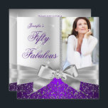 Fabulous 50 Foto Silver Lila Bow 50. Geburtstag Einladung<br><div class="desc">Fabulous 50, Foto, Silber & lila Bogen mit silberner Damast. Elegante moderne und stilvolle 50. Geburtstagsparty Einladungen. Jeden Anlaß laden Foto Einladung hinzufügen. Jede Anlässe zum Geburtstag eingeladen. Passen Sie Ihre persönlichen Daten und Ihr Alter an. Template für Sweet 16, 16., Quinceanera 15., 18., 20., 21., 30., 40., 50., 60.,...</div>