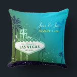 Fabulous Las Vegas Wedding Couple Keepake Kissen<br><div class="desc">Bekanntes Las Vegas-Straßenschild, hübsche Palmen und sterniger aquamariner und moosgrüner Himmel, illustriert auf den Cushions. Leicht zu personalisieren das Muster mit Ihrer eigenen Formulierung, um eine stilvolle & whimsical Hochzeit, Verlobung, Brautparty, Junggeselinnen-Abschied oder Jubiläum Geschenk zu schaffen! ((Sie finden die passenden Hochzeitsessentials & Favoriten in diesem Laden, Bridal Heaven. Wenden...</div>