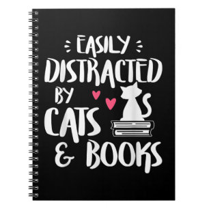 Facilement distrait par les chats et les livres -