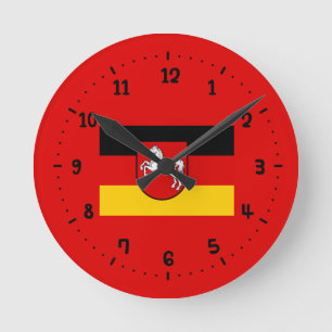 Fahne der Maueruhr am Niedersächsischen Platz Runde Wanduhr