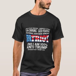 Fahne schwingt rot weiß und blau gegen Trump T-Shirt