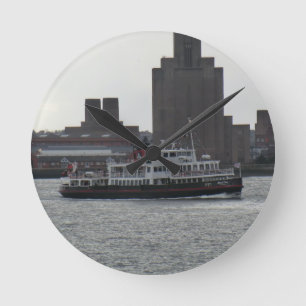 Fähre über dem Fluss Mersey Runde Wanduhr