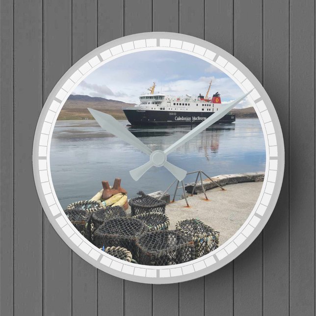 Fähre und Hafen auf der Insel Islay, Schottland Runde Wanduhr (Von Creator hochgeladen)