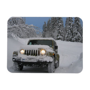 Fahren auf der Snowy Road im Kiefernwald Magnet