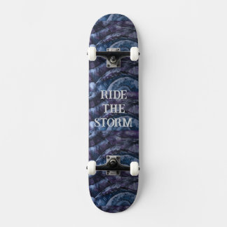 FAHREN SIE MIT DER SKATEBOARTE VON PAULA REILLY DE SKATEBOARD