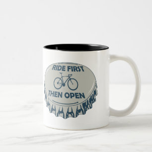 Fahren Sie zuerst, dann öffnen Zweifarbige Tasse