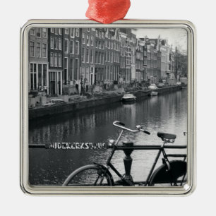 Fahrrad durch Kanal Ornament Aus Metall