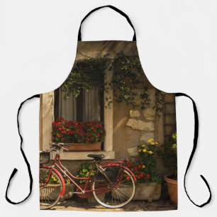FAHRRAD LEHNEND AM HAUS SCHÜRZE