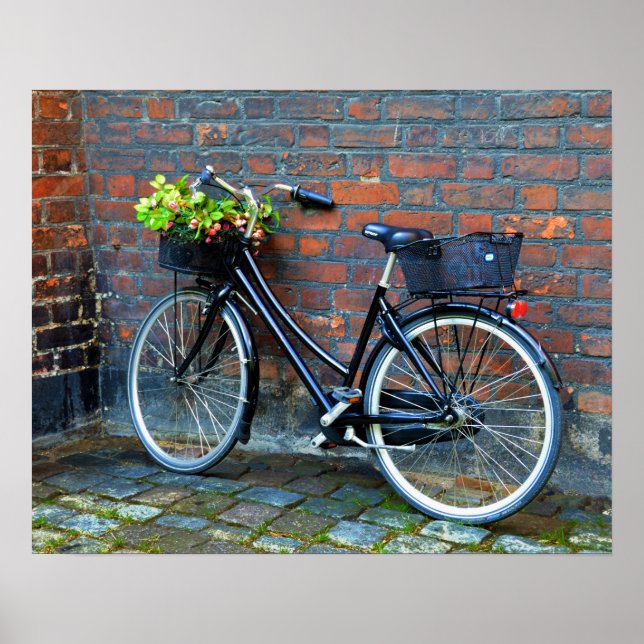 Fahrrad mit Blume-Korb, Kopenhagen, Dänemark Poster (Vorne)