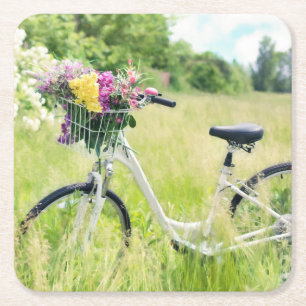 Fahrrad mit Blumenkorb auf der Wiese Rechteckiger Pappuntersetzer