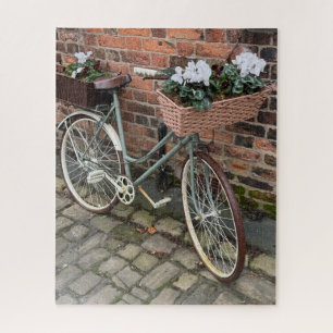 Fahrrad mit Blumenkörben im englischen Dorf