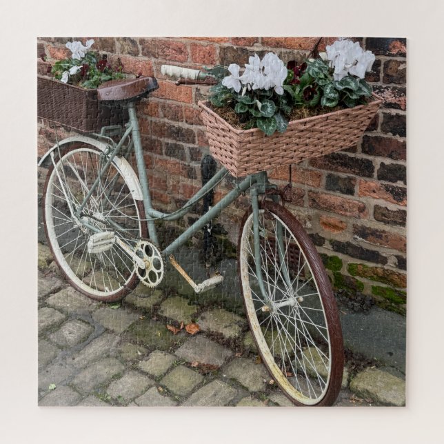 Fahrrad mit Körben von Blume in English Village (Vertikal)