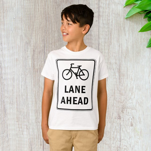 Fahrradbahn vor dem Schild Straßenverkehrssicherhe T-Shirt (Von Creator hochgeladen)