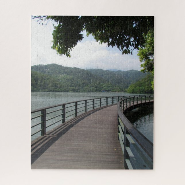 Fahrradbrücke über Wasser (Vertikal)