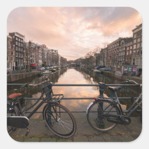 Fahrräder am Sonnenuntergang in Amsterdam Quadratischer Aufkleber