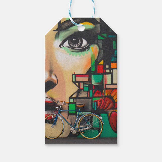 Fahrräder an der Graffiti-Wand Geschenkanhänger (Vorderseite)