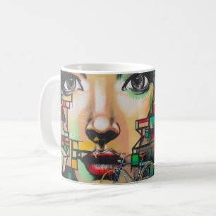 Fahrräder an Graffiti-Wand Kaffeetasse