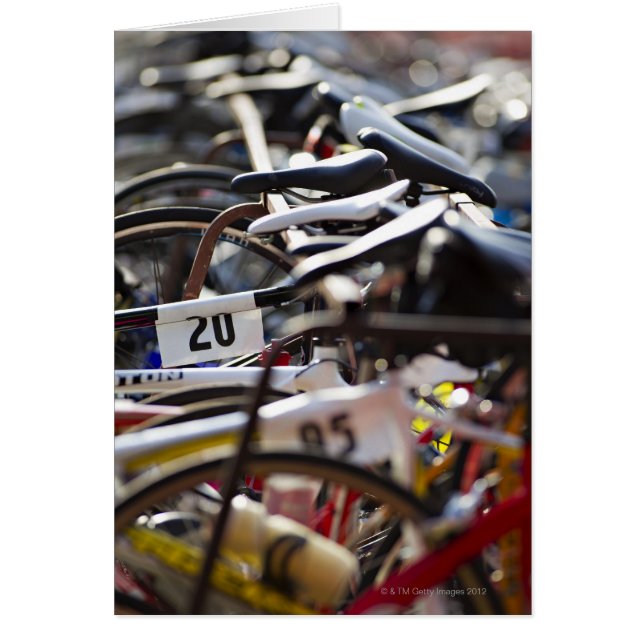 Fahrräder auf dem Rack bei einem Triathlon-Rennen  (Vorne)