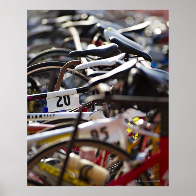 Fahrräder auf dem Rack bei einem Triathlon-Rennen  Poster (Vorne)