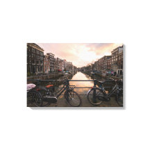 Fahrräder bei Sonnenuntergang in Amsterdam