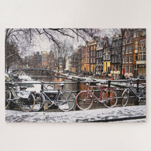 Fahrräder im Schnee in Amsterdam