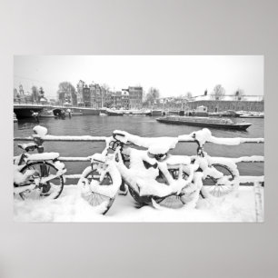 Fahrräder im Schnee in Amsterdam, Niederlande Poster