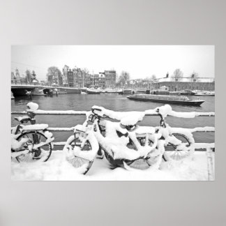 Fahrräder im Schnee in Amsterdam, Niederlande Poster