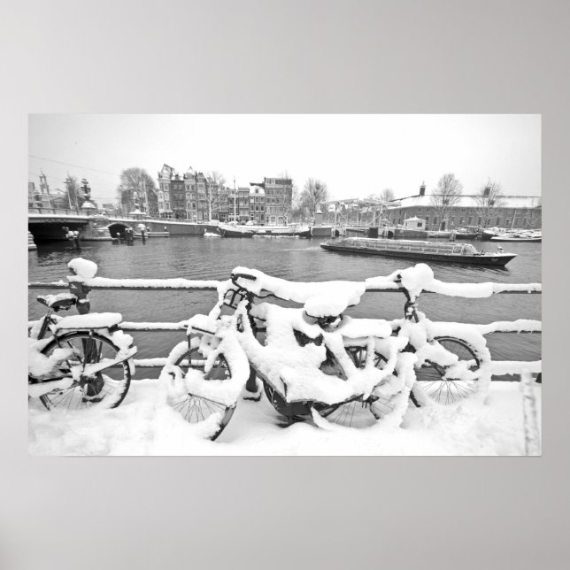 Fahrräder im Schnee in Amsterdam, Niederlande Poster (Vorne)