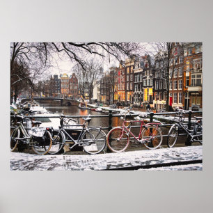 Fahrräder im Schnee in Amsterdam Poster