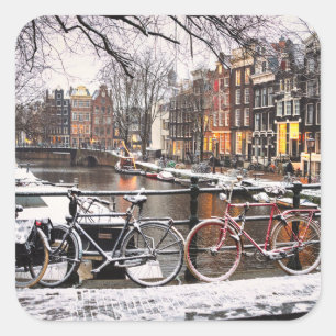 Fahrräder im Schnee in Amsterdam Quadratischer Aufkleber