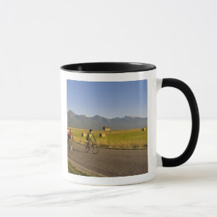 Fahrradfahrer fahren auf einer Landstraße Tasse