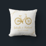 Fahrradfahrer Hochzeitsgeschenk Kissen<br><div class="desc">Ein Retro-Strandkreuzfahrrad in Gold,  mit personalisierten Hochzeitsnamen und Datum. Schriftart können bearbeitet werden,  und die Hintergrundfarben auf der Vorder- und Rückseite können individuell geändert werden,  indem Sie auf 'Weiter' klicken und den Farbwähler im Hintergrund verwenden.</div>