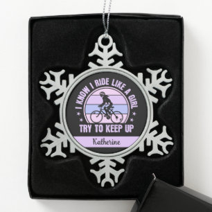 Fahrradmädchen Behalt nach oben Schneeflocken Zinn-Ornament
