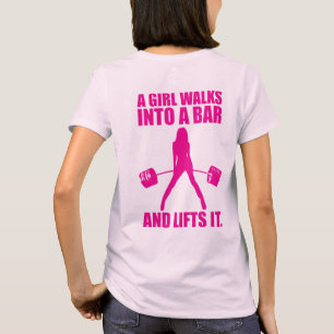 Fahrstuhl - ein Mädchen geht in eine Bar und hebt T-Shirt