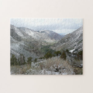 Fahrt durch die schneebedeckten Berge der Sierra N