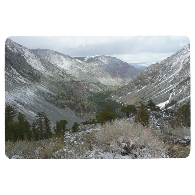 Fahrt durch die schneebedeckten Berge der Sierra N Bodenmatte (Vorderseite)