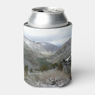 Fahrt durch die schneebedeckten Berge der Sierra N Dosenkühler