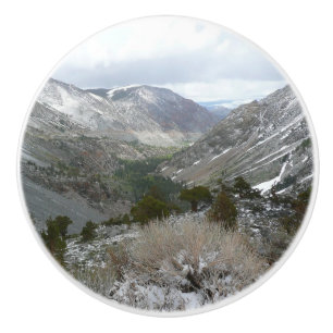 Fahrt durch die schneebedeckten Berge der Sierra N Keramikknauf