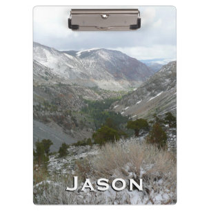 Fahrt durch die schneebedeckten Berge der Sierra N Klemmbrett