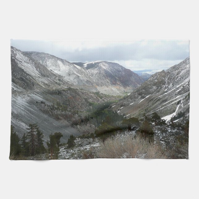 Fahrt durch die schneebedeckten Berge der Sierra N Küchentuch (Horizontal)