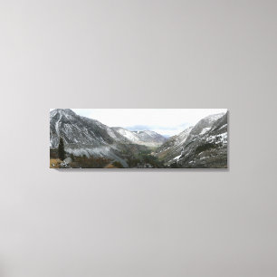 Fahrt durch die schneebedeckten Berge der Sierra N Leinwanddruck
