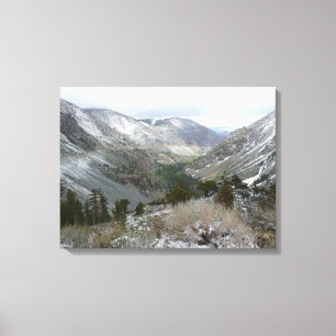 Fahrt durch die schneebedeckten Berge der Sierra N Leinwanddruck