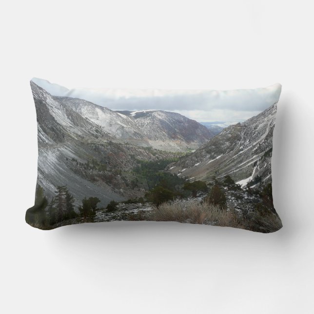 Fahrt durch die schneebedeckten Berge der Sierra N Lendenkissen (Vorderseite)