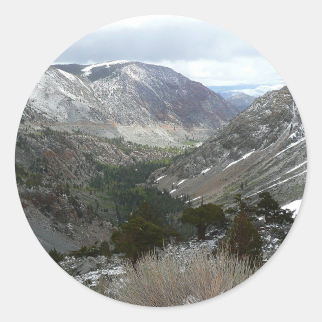 Fahrt durch die schneebedeckten Berge der Sierra N Runder Aufkleber (Vorderseite)