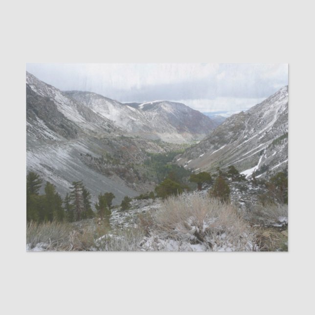 Fahrt durch die schneebedeckten Berge der Sierra N Seidenpapier (Vorderseite)