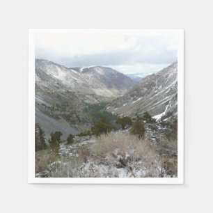 Fahrt durch die schneebedeckten Berge der Sierra N Serviette